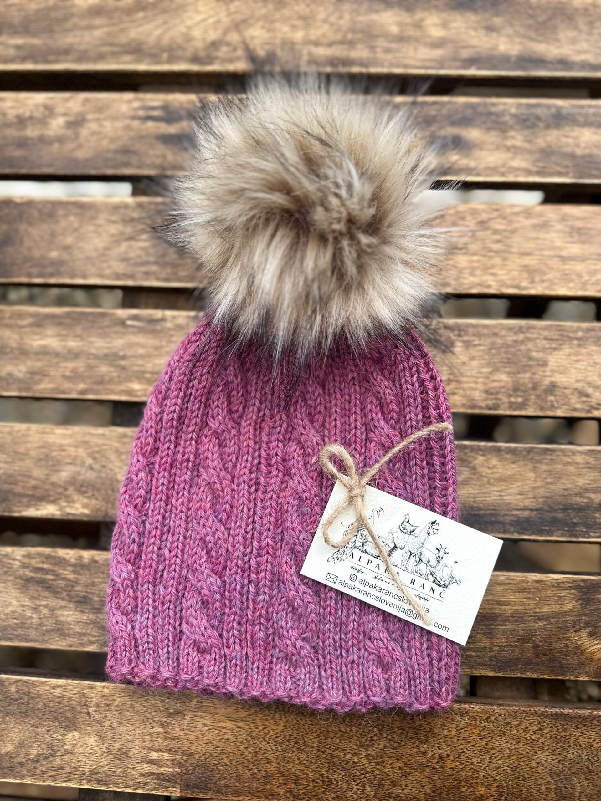 Zimska Kapa 100% baby alpaka - rožnata s cofom