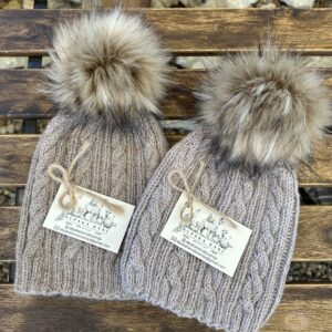 Zimska kapa 100% baby alpaka - peščeno siva s cofom