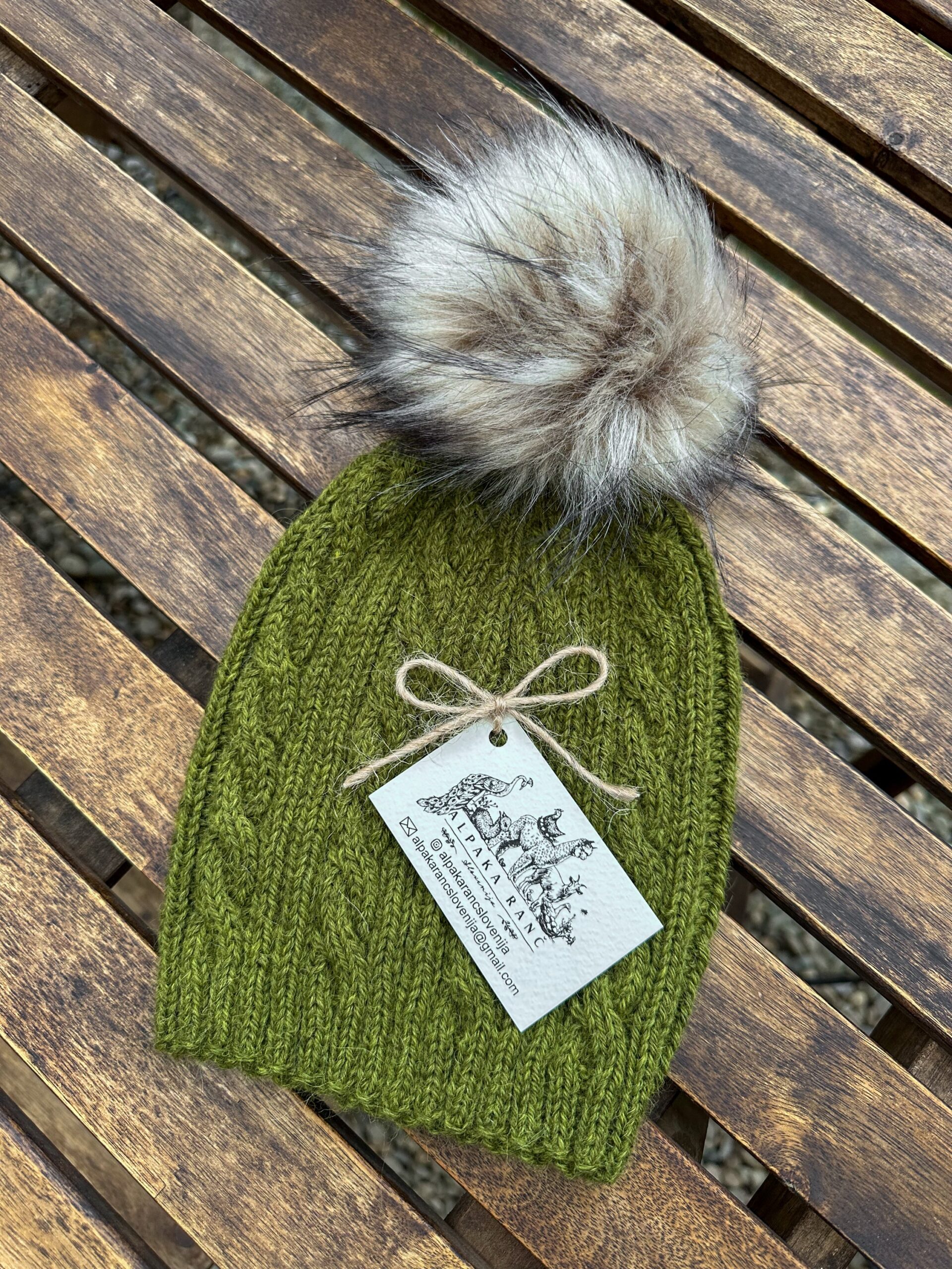 Zimska kapa 100% baby alpaka - olivna s cofom